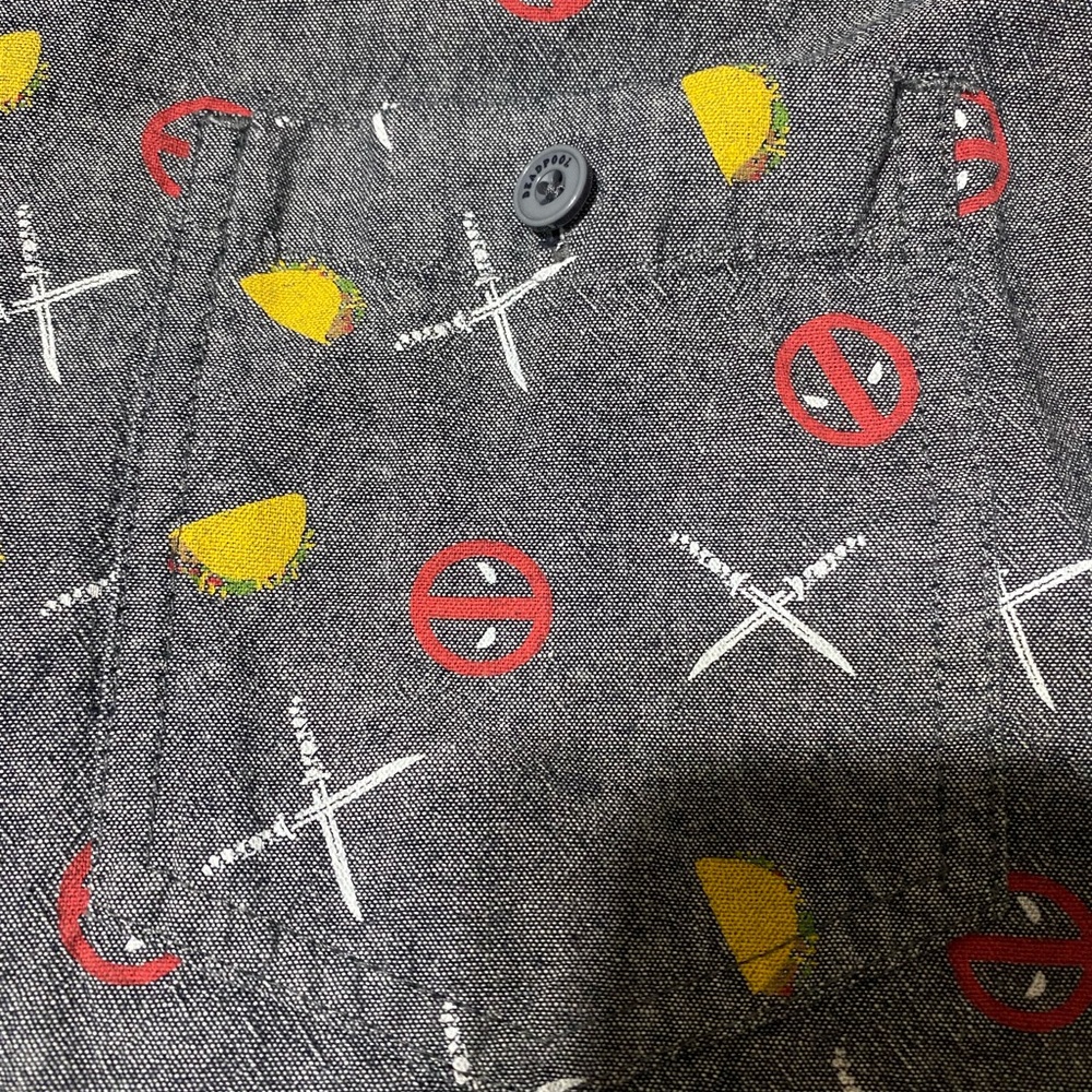 Deadpool taco and katana button up
Size XXL men’s but it fits like an XL/L